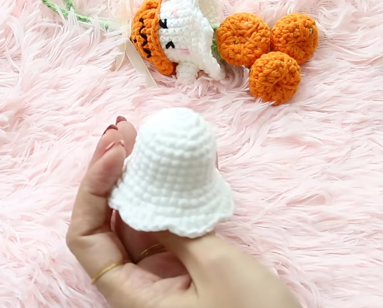 How to crochet a little ghost