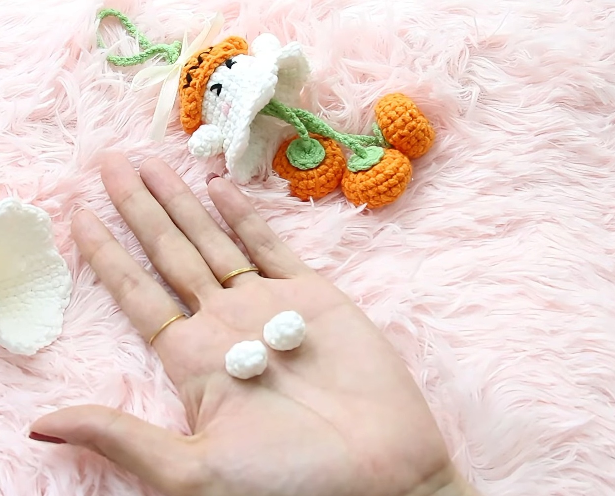 How to crochet a little ghost
