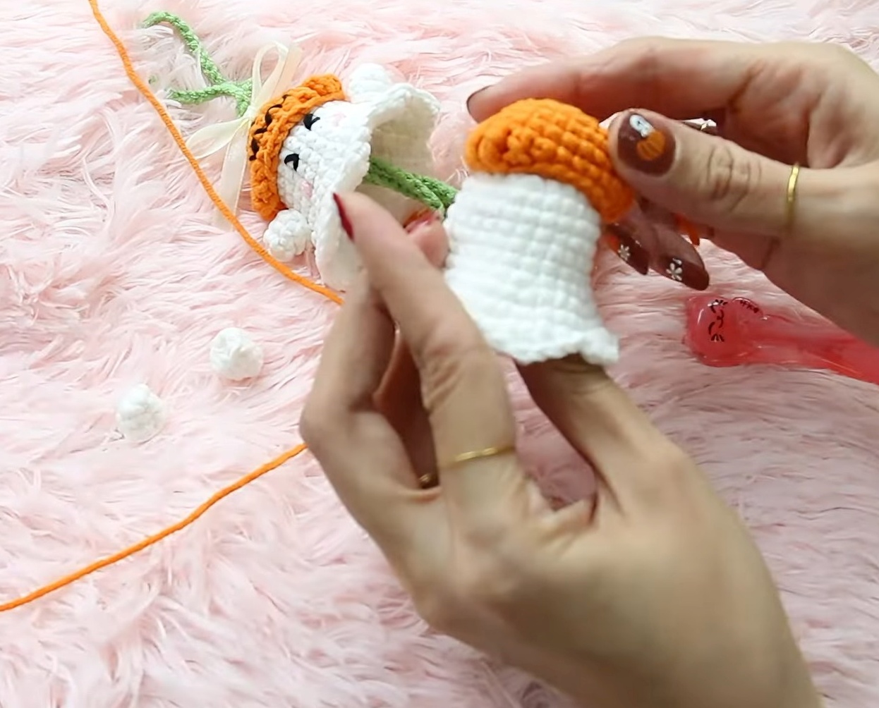 How to crochet a little ghost