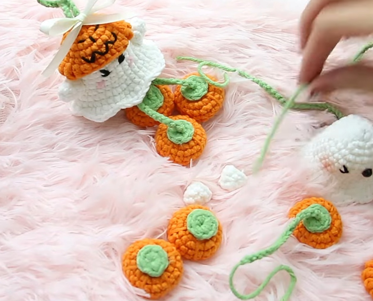 How to crochet a little ghost