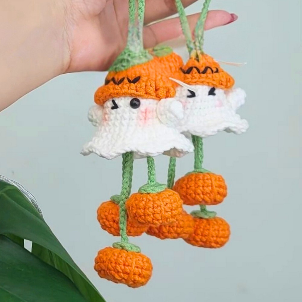 How to crochet a little ghost