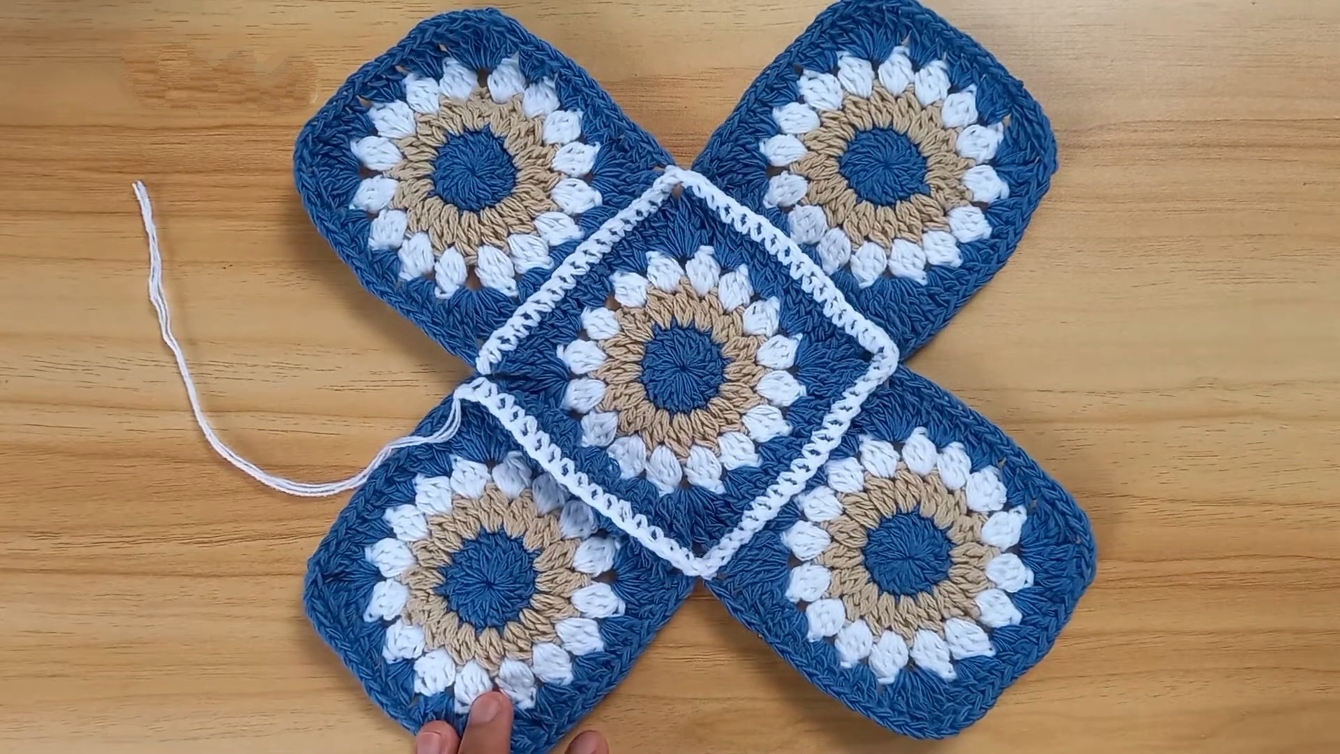 Stylish Crochet Tote Bag with Granny Squares Pattern