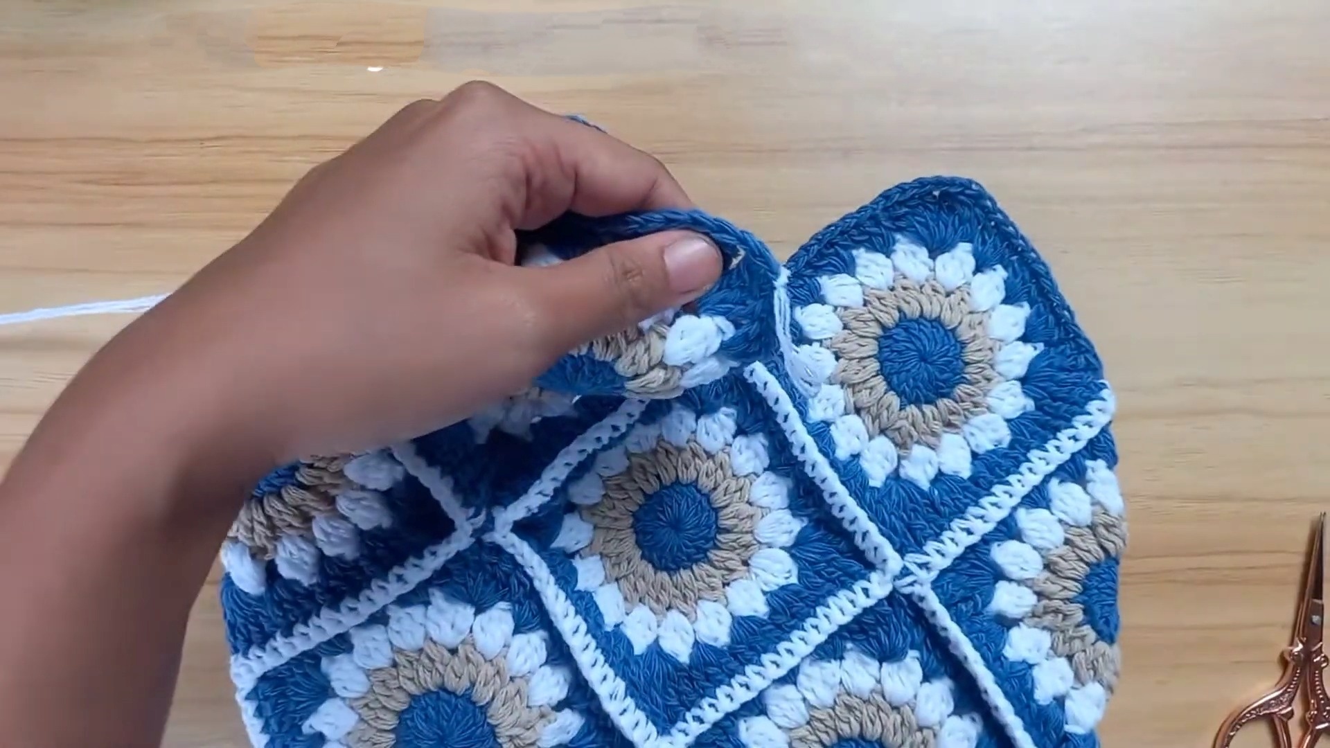 Stylish Crochet Tote Bag with Granny Squares Pattern