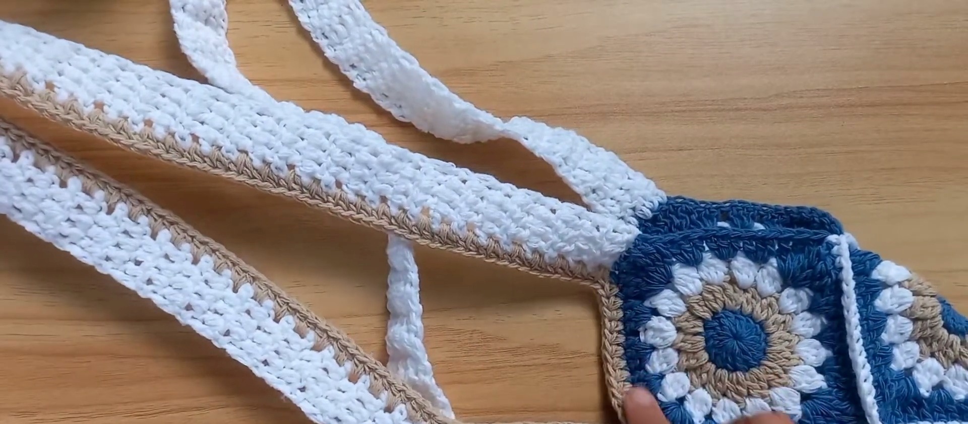 Stylish Crochet Tote Bag with Granny Squares Pattern