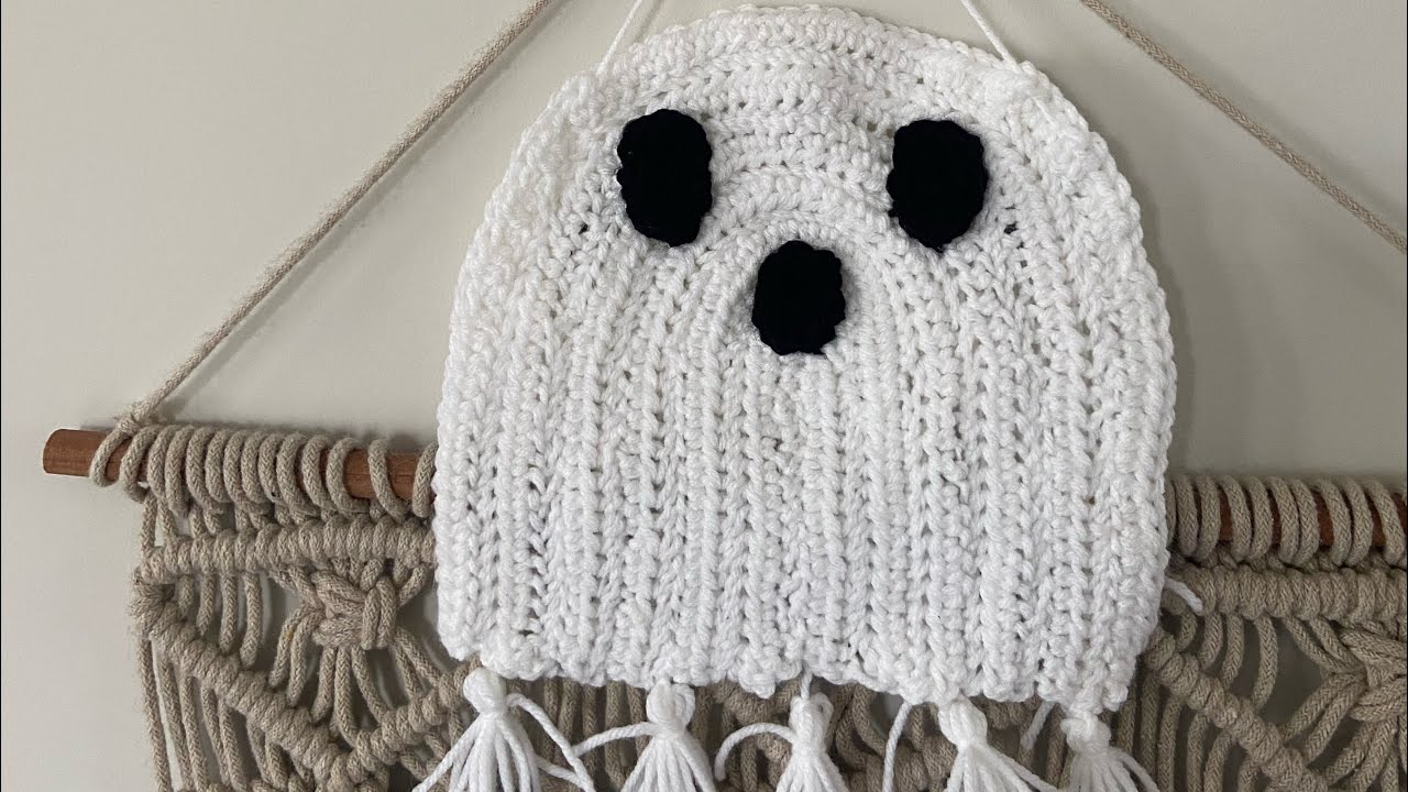 Crochet Ghost Wall Decor Pattern for Halloween