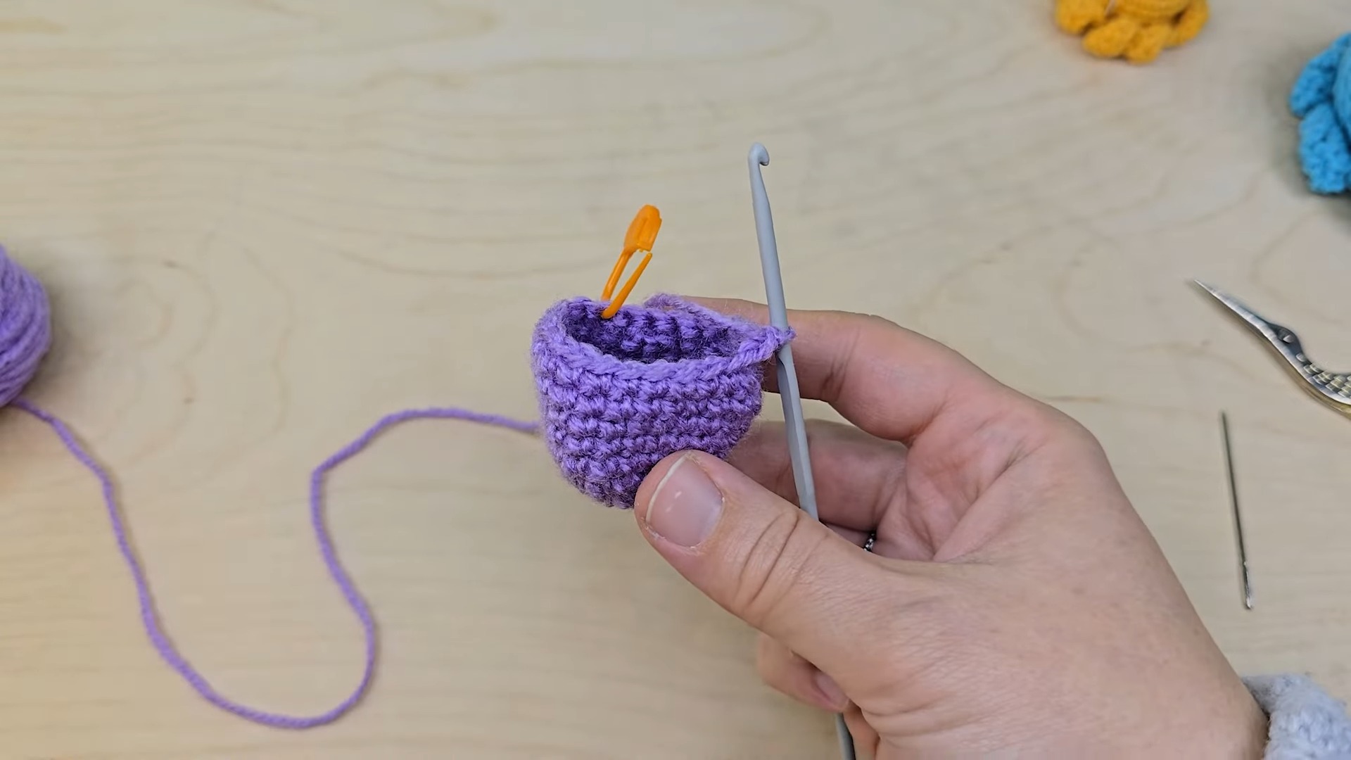 Crochet Mini Halloween Dog Keychain – Festive Decoration