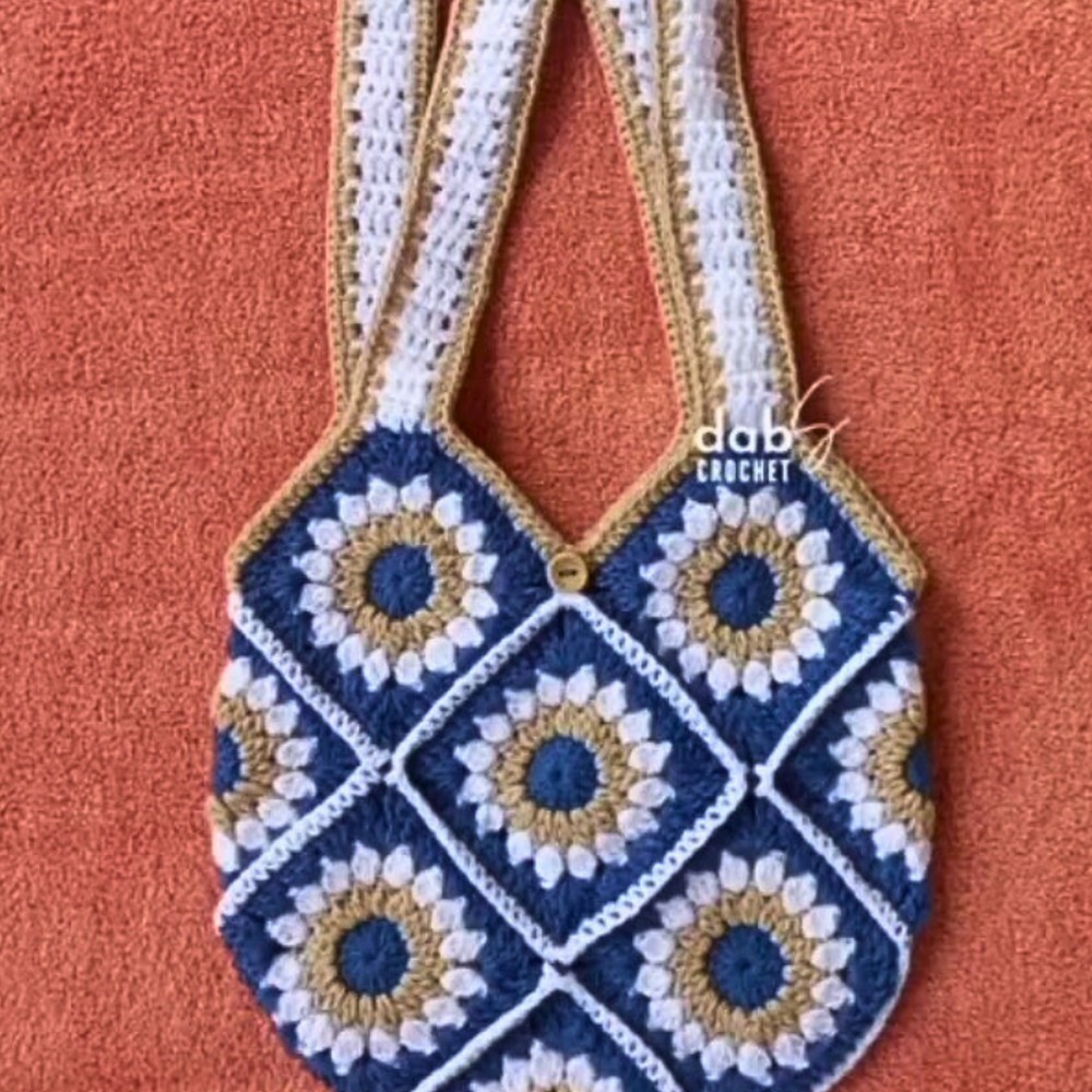 Stylish Crochet Tote Bag with Granny Squares Pattern