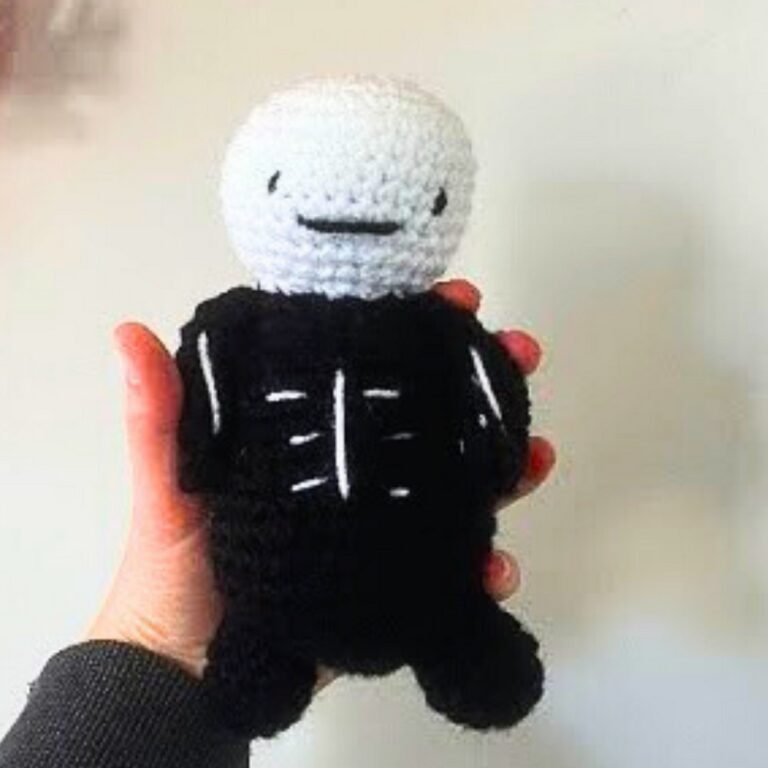 Crochet Mini Skeleton Halloween Plush with Simple Instructions
