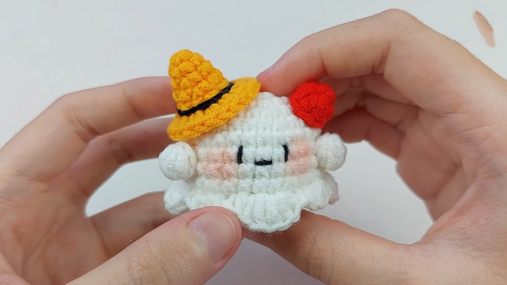 Easy-to-Make Crochet Ghost for Spooky Home Décor