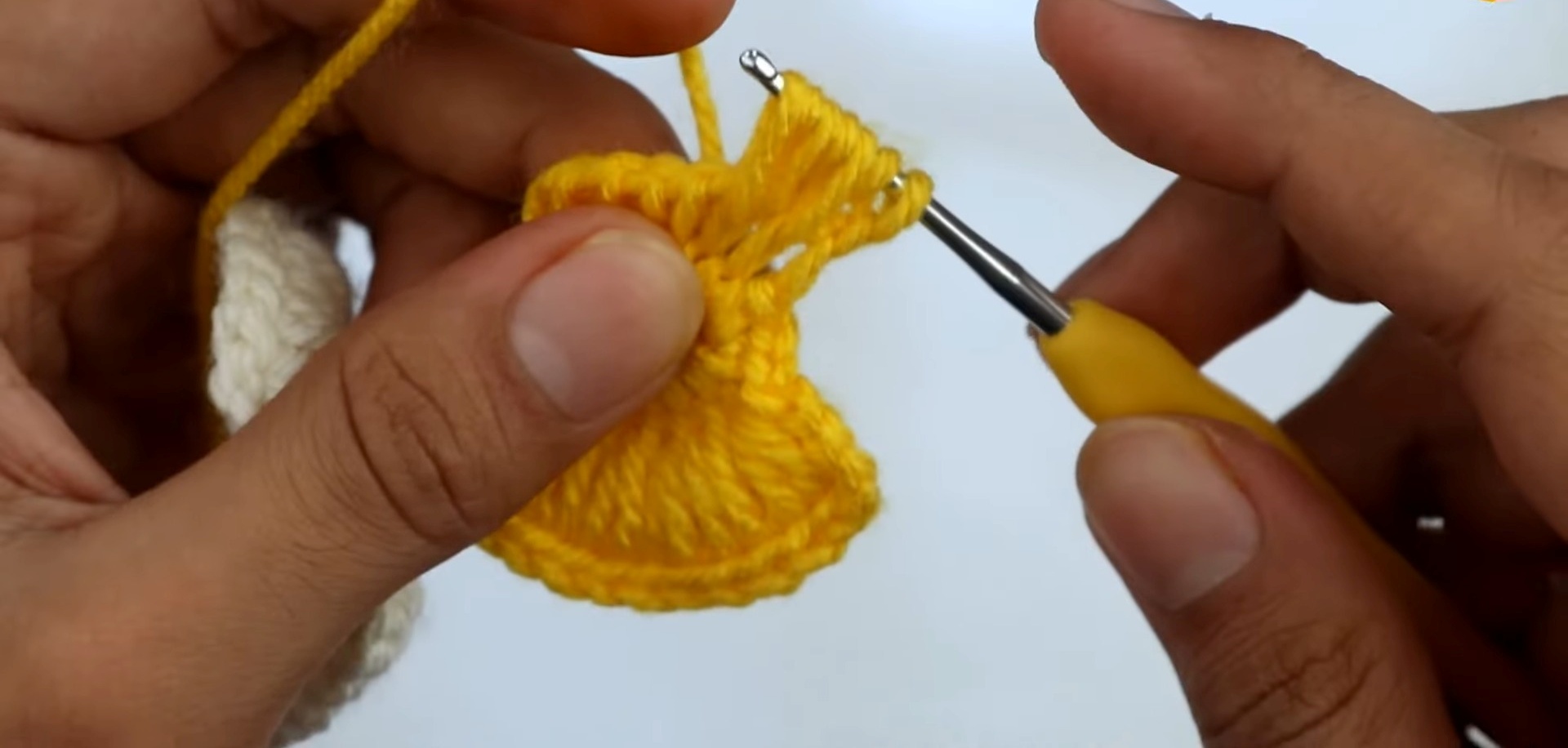 Crochet a Beautiful and Functional Hairband – Step-by-Step