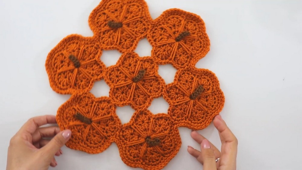 Crochet Pumpkin Placemat Doily Tutorial – Festive Thanksgiving Table Décor