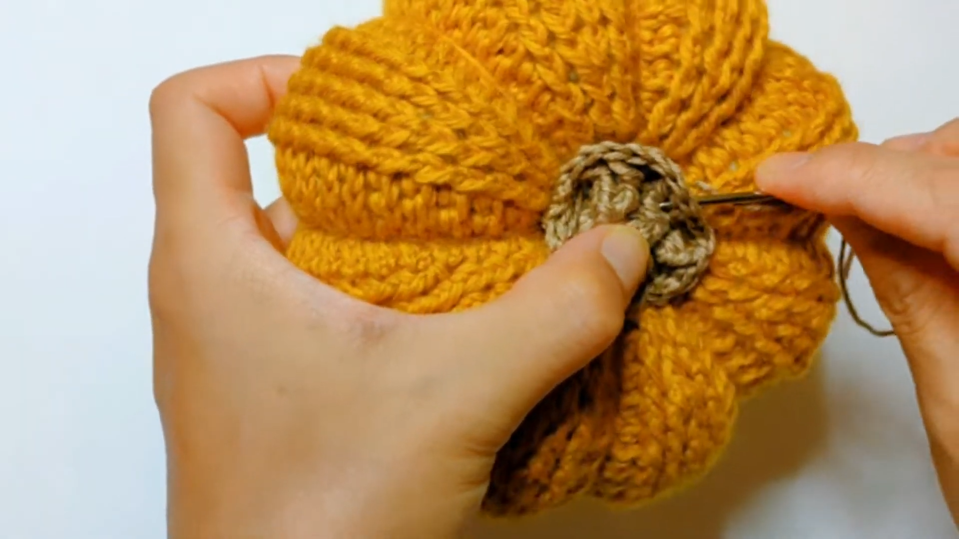 How to Crochet Beautiful Pumpkins for Seasonal Décor