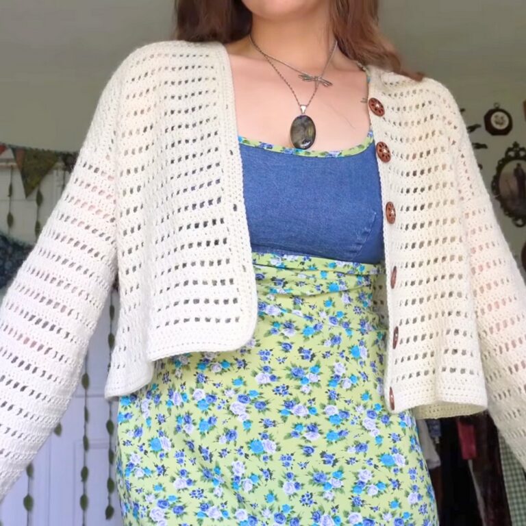 How to Crochet a Stylish and Functional Button-Down Cardigan with Customizable Pattern