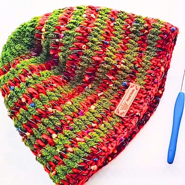 How to Crochet a Stylish and Usable Christmas Hat Perfect for Gifting