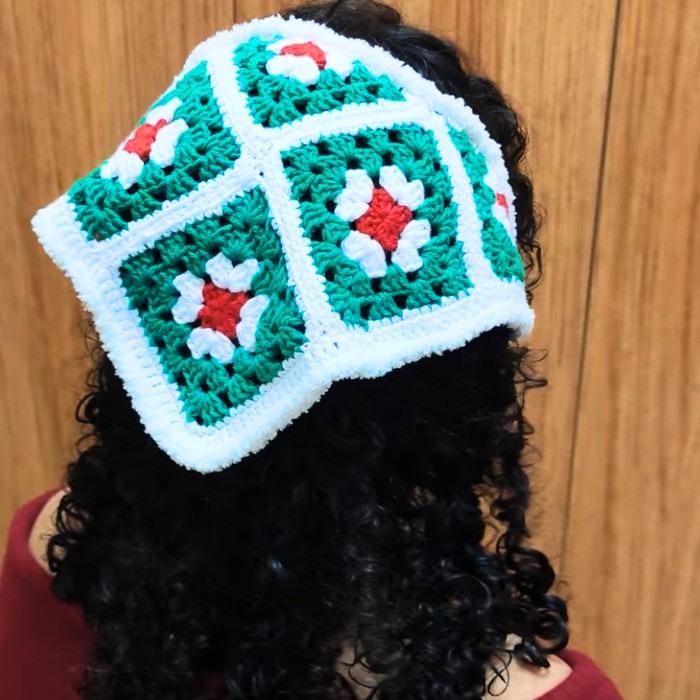 How to Crochet a Christmas Triangle Bandana with Festive Holiday Colors