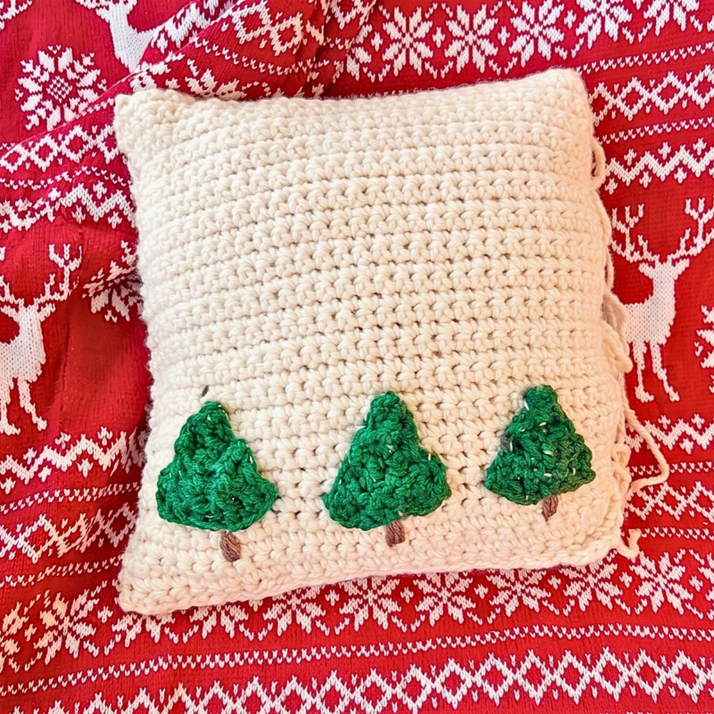 Easy Crochet Christmas Pillow Cover Pattern For Festive Decor