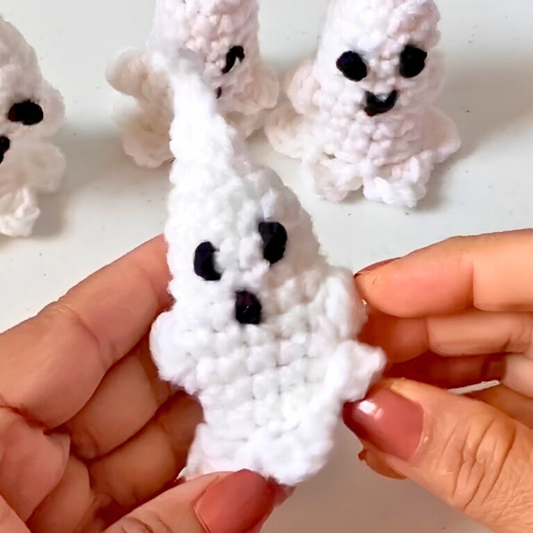 Cute and Easy Crochet Ghost Charm For Halloween Keychain